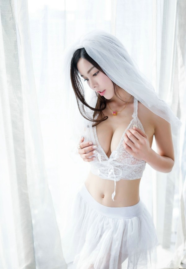 性感巨乳妩媚御姐私房写真养眼迷人