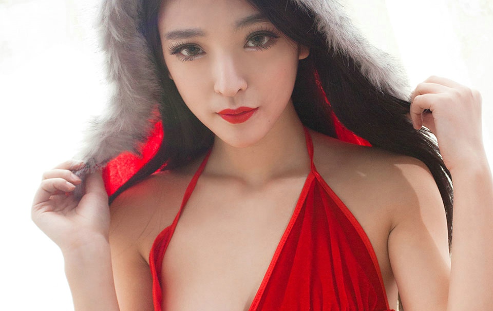 冷艳巨乳女神气质风韵白皙美腿性感写真