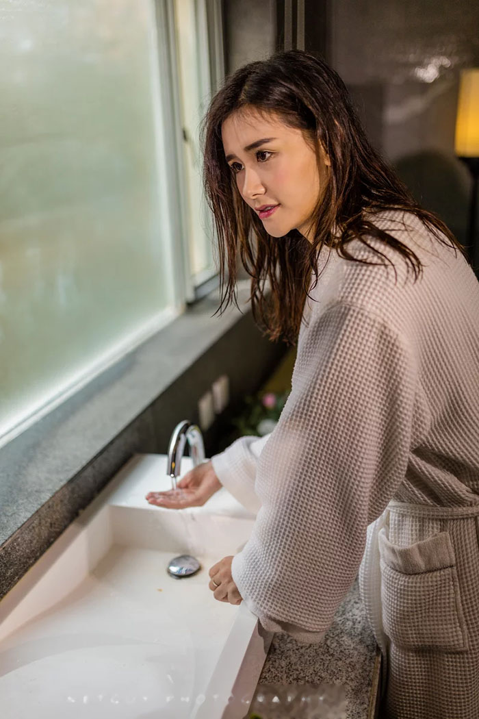 内衣女神性感湿身白皙美腿诱惑写真