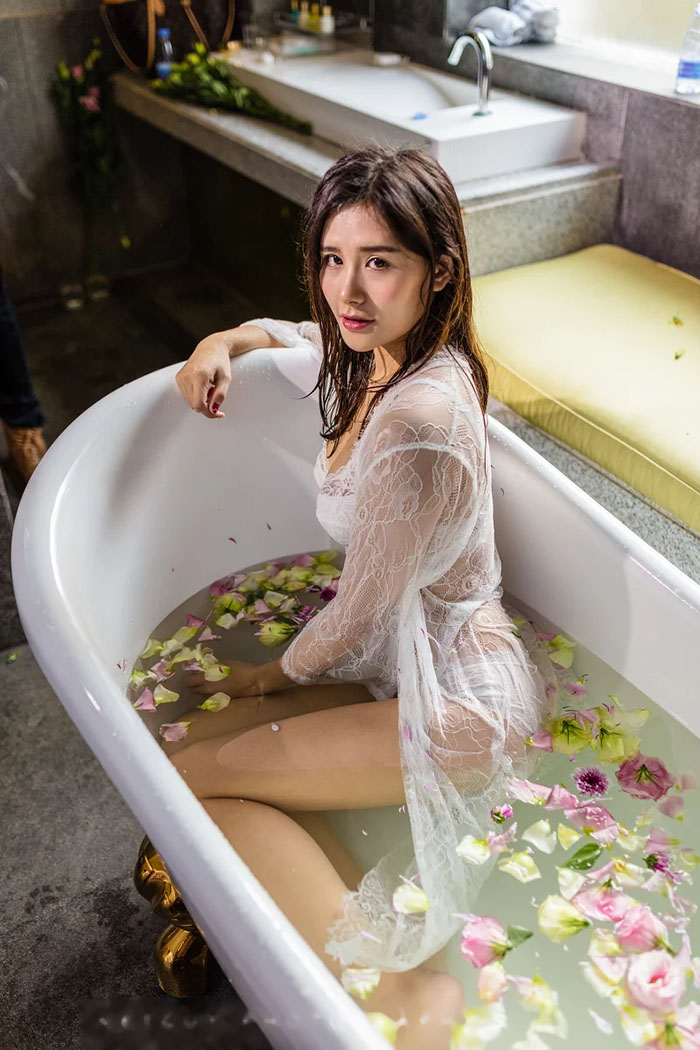 内衣女神性感湿身白皙美腿诱惑写真