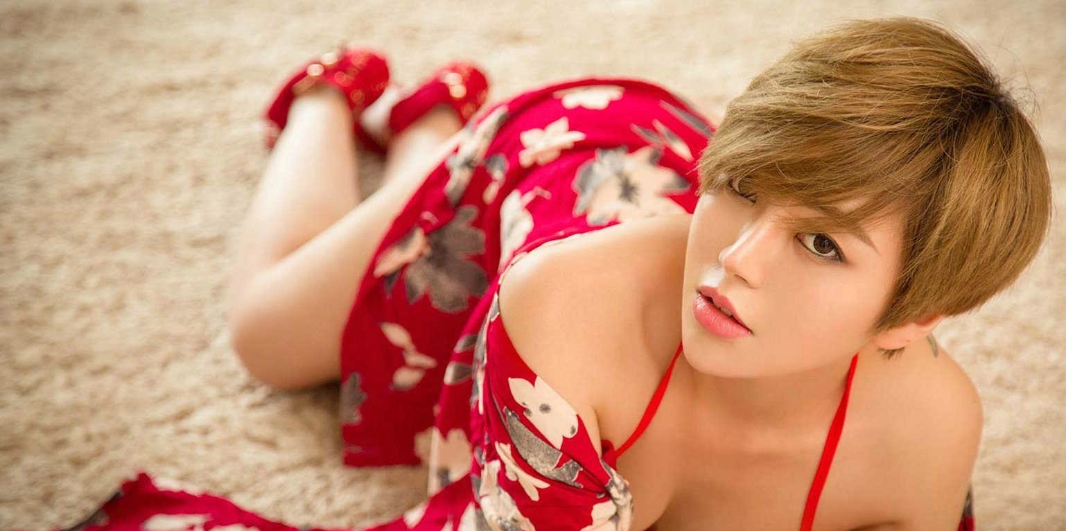 性感短发美女别有一番迷人韵味私房写真