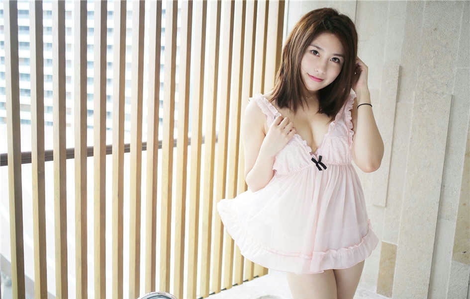 气质女神私房美白酥胸诱人写真