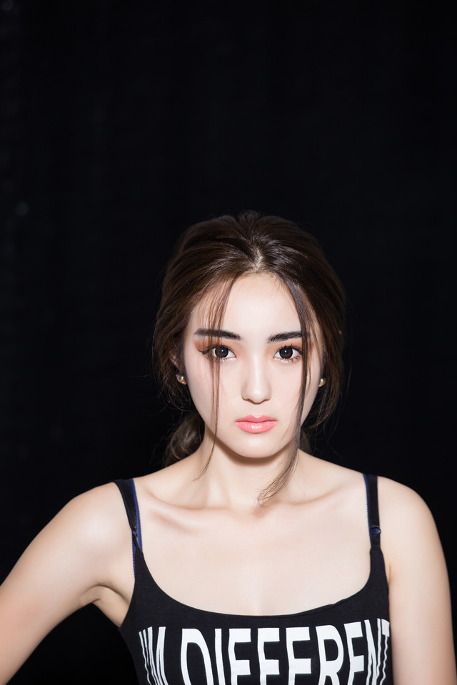 大白胸脯美女微醺乳沟性感迷人写真