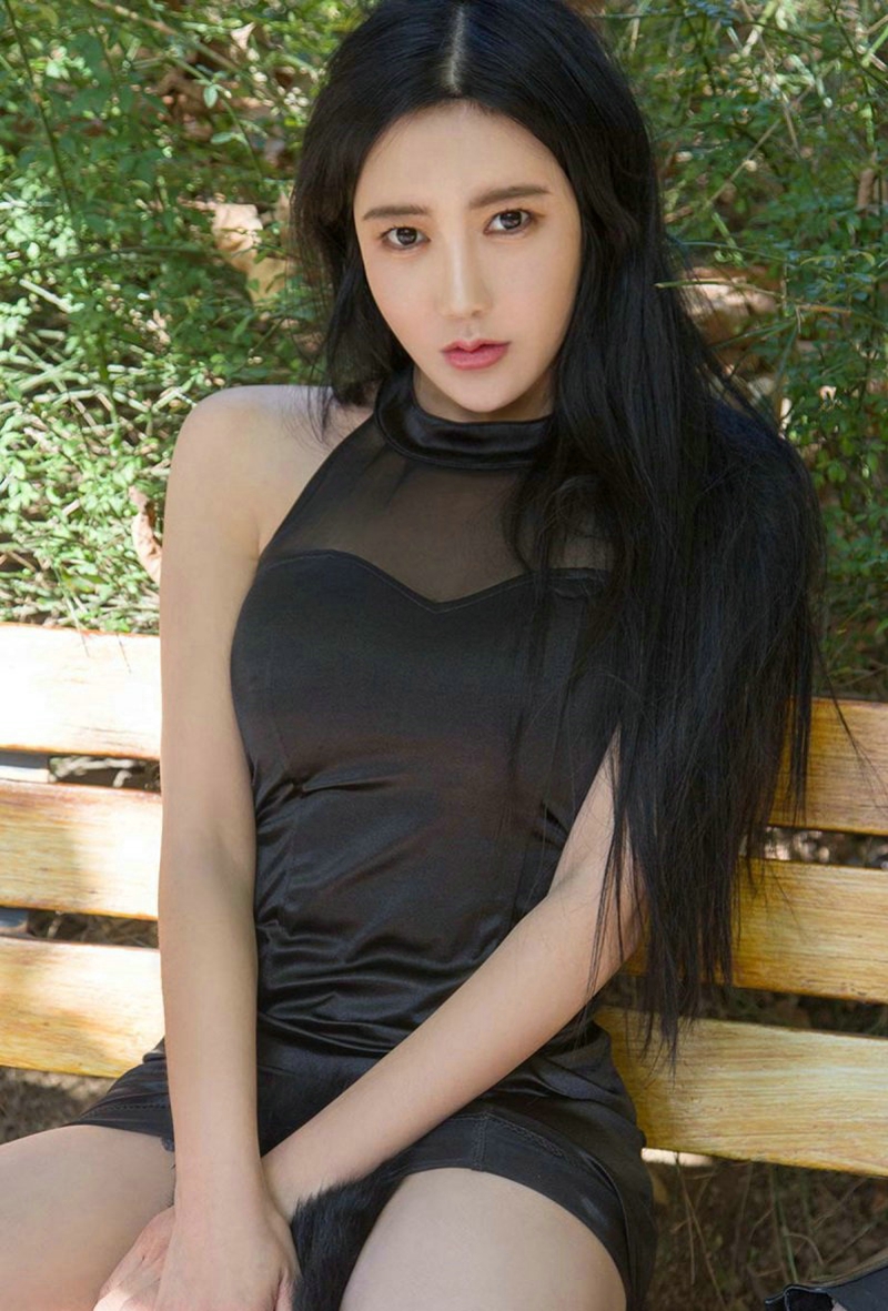 气质美女透视蕾丝爆乳装短裙丰满傲人上围