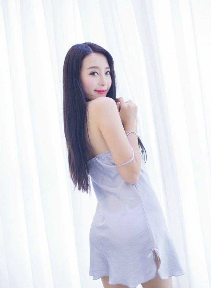 性感女神王曼妮私房吊带睡衣美乳光滑美腿写真