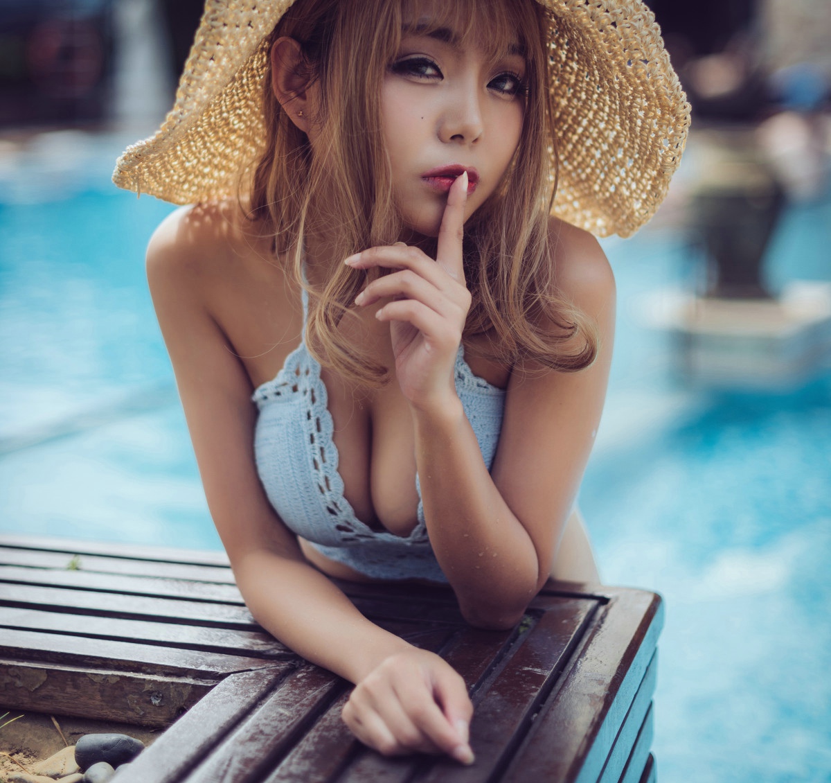 傲人上围泳装美女巨乳阳光风韵十足