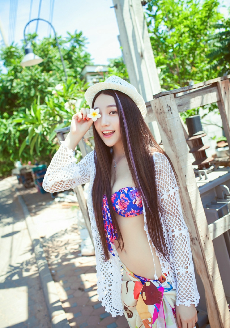 三亚美女诱人露白皙胸脯阳光比基尼写真