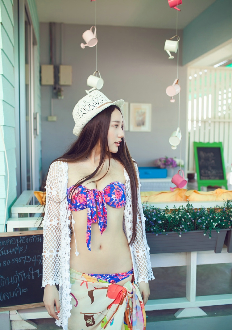三亚美女诱人露白皙胸脯阳光比基尼写真