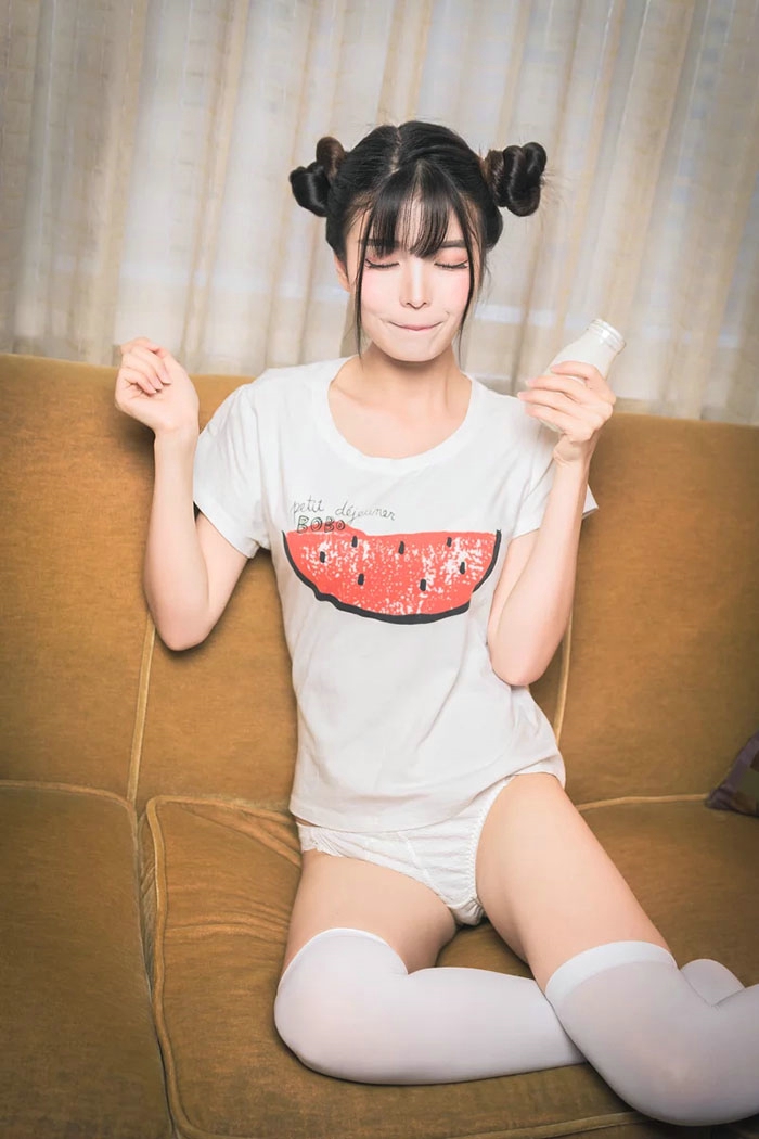 童颜巨乳妹子牛奶挑逗娇萌甜蜜诱惑