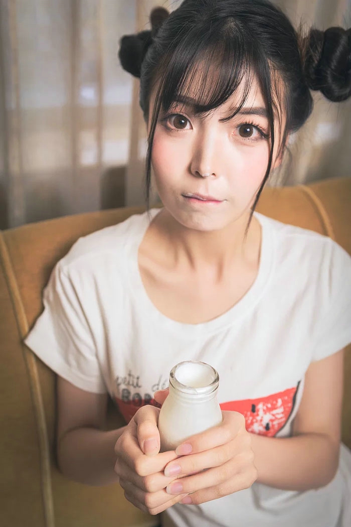 童颜巨乳妹子牛奶挑逗娇萌甜蜜诱惑