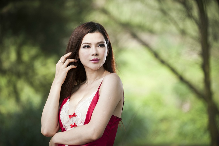 眼神勾人的雪白巨乳性感美女写真