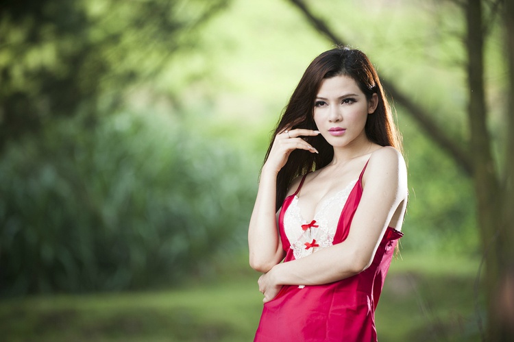 眼神勾人的雪白巨乳性感美女写真