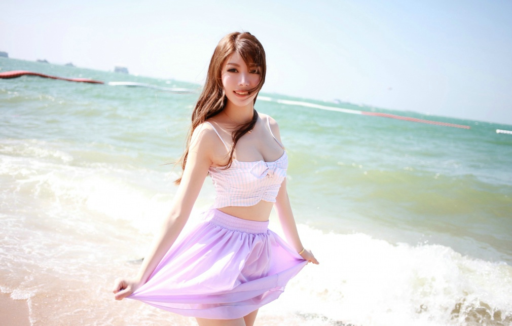巨乳美女海边低胸阳光俏丽清纯写真