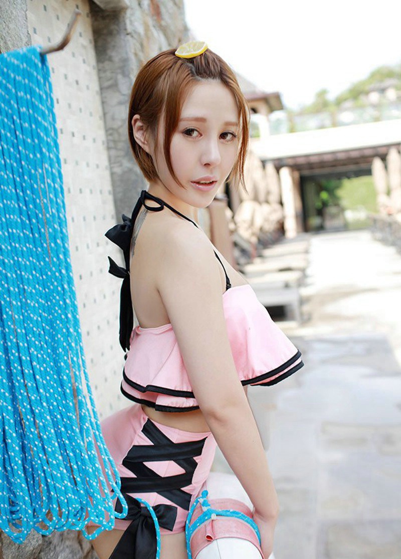 美女模特艾莉浴室湿身诱惑真空写真露凸点写真