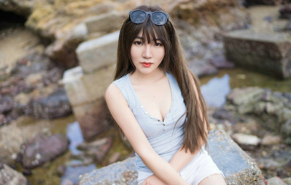 大胸美女冷不丁巨乳黑色内衣翘臀妖娆勾魂撩人气质写真
