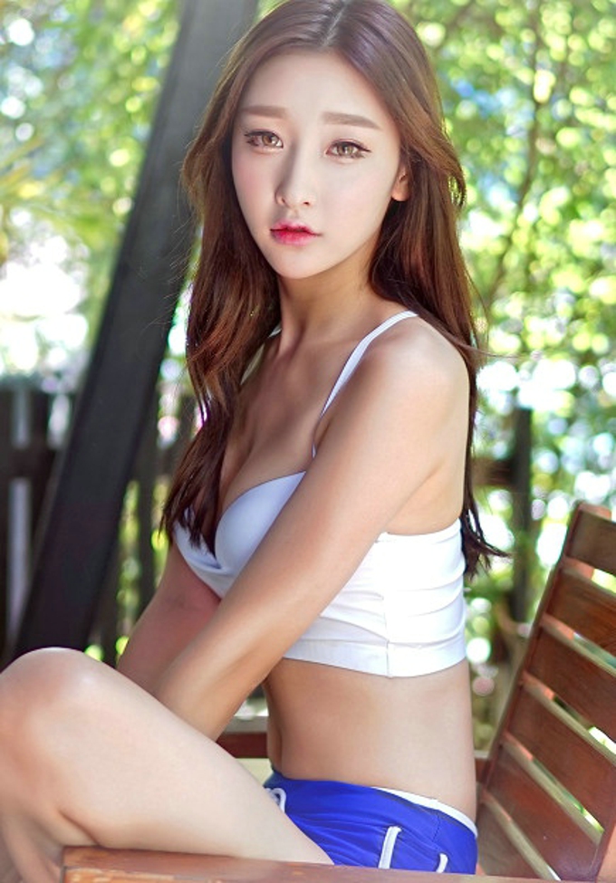 火辣嫩模李筱乔JoJo运动短裤秀完美身材写真