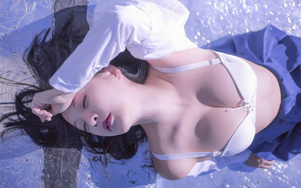 嫩模菟菟Victoria天台JK制服秀美乳诱惑写真