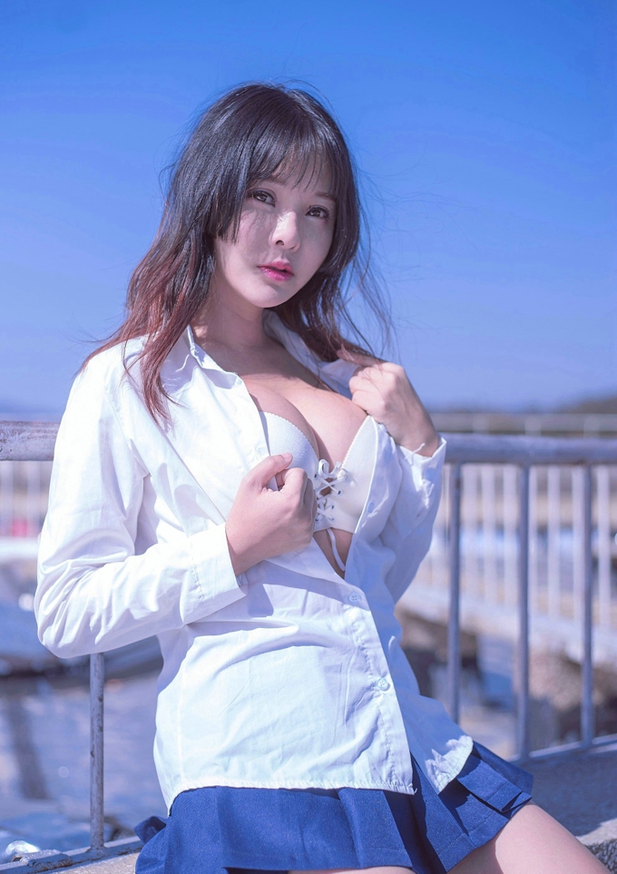 嫩模菟菟Victoria天台JK制服秀美乳诱惑写真