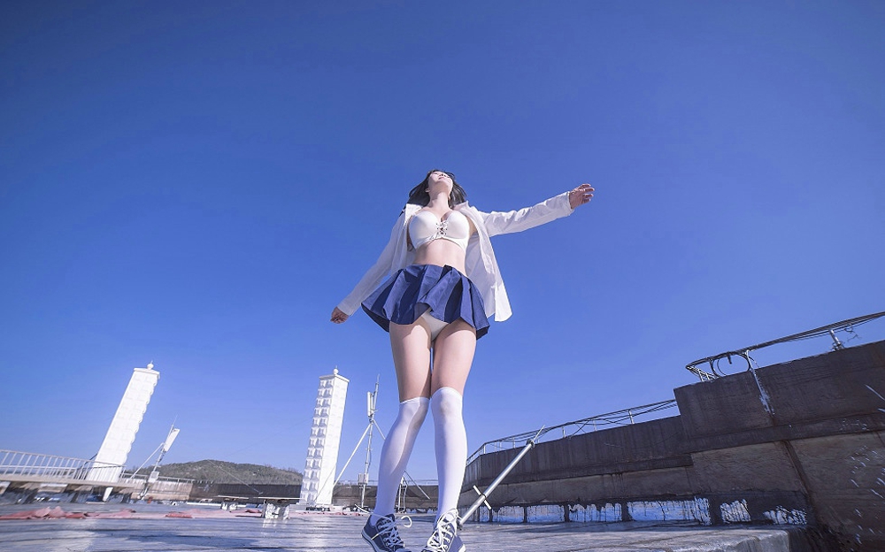 嫩模菟菟Victoria天台JK制服秀美乳诱惑写真