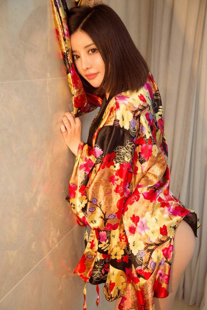 性感娇俏小野猫夏雨桐粉色内衣秀完美身材火辣娇媚私房写真