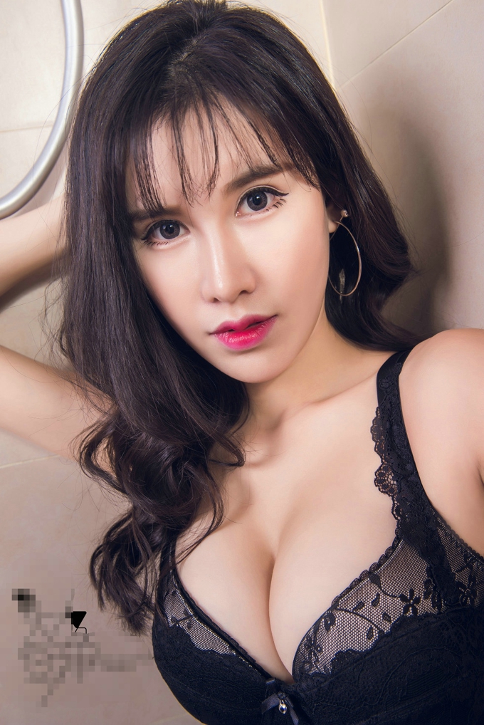 平面模特张梦艺吊带情趣内衣秀美胸黑丝美足性感写真