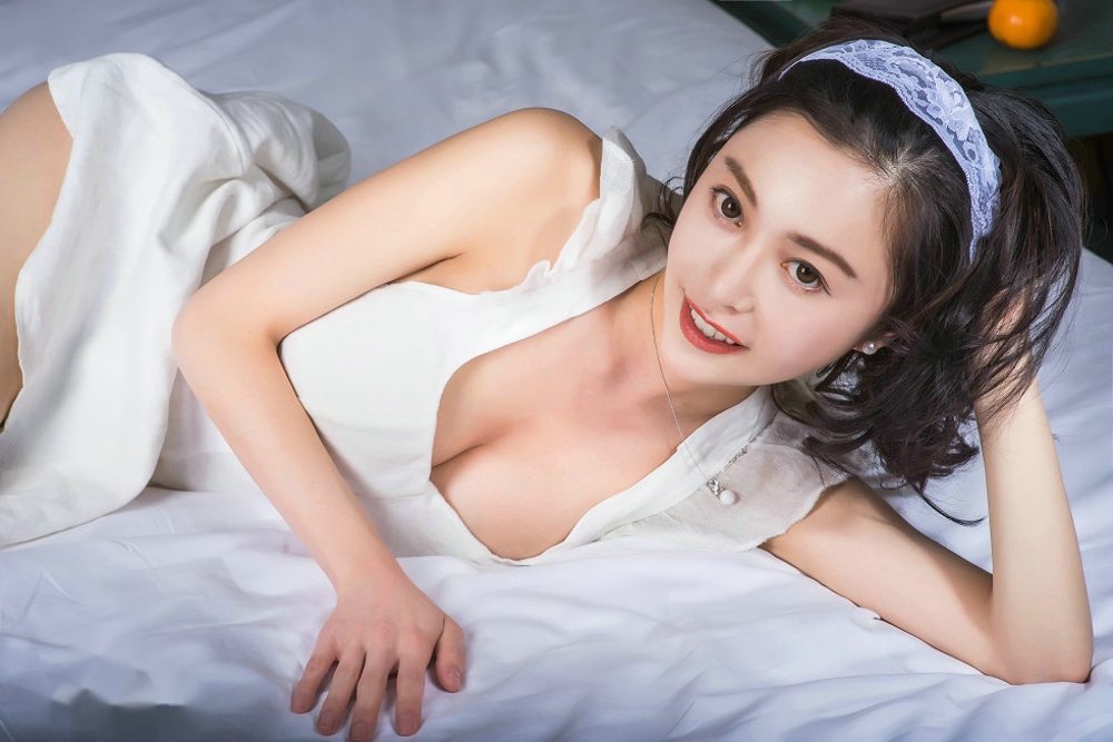 嫩模小爱白色低胸连身裙秀美乳居家人妻诱惑写真