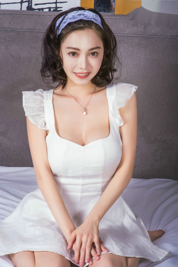 嫩模小爱白色低胸连身裙秀美乳居家人妻诱惑写真