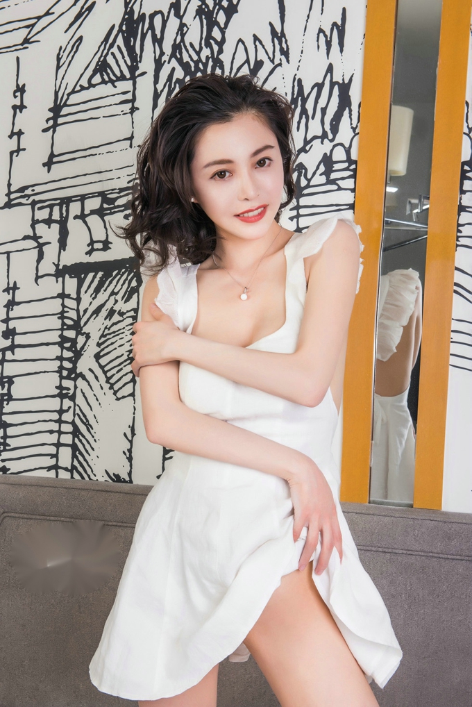 嫩模小爱白色低胸连身裙秀美乳居家人妻诱惑写真