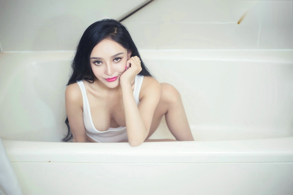 嫩模洛可可白色比基尼秀豪乳浴室湿身极致诱惑写真