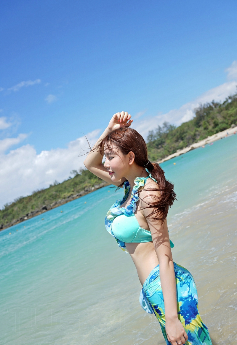 嫩白皮肤小美腰美女海边比基尼性感写真