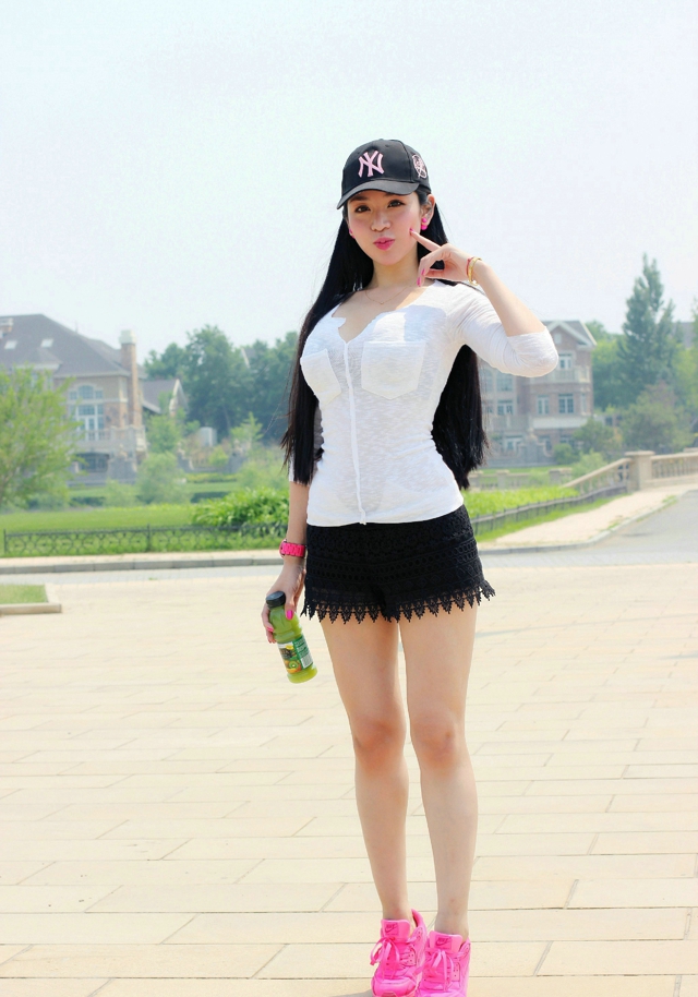 气质长发美女李美萱儿户外街怕甜美写真