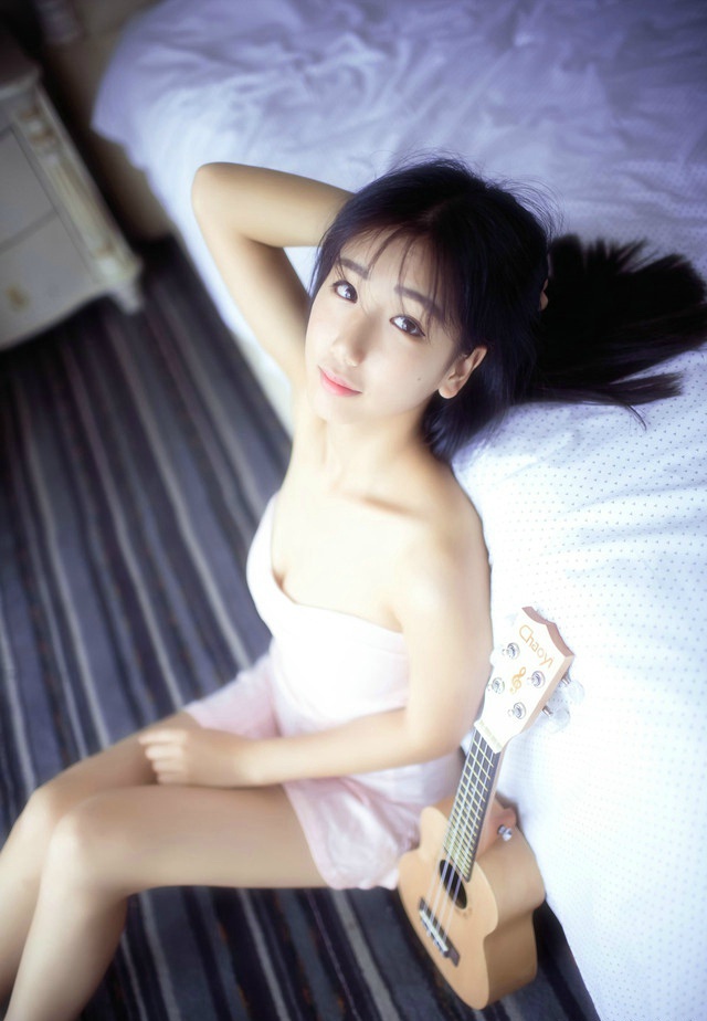 养眼文艺清纯妹纸私房性感吉他阳光写真
