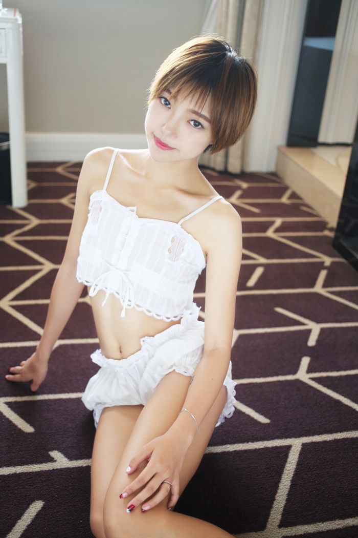 甜美短发妹子私房浴室性感迷人写真