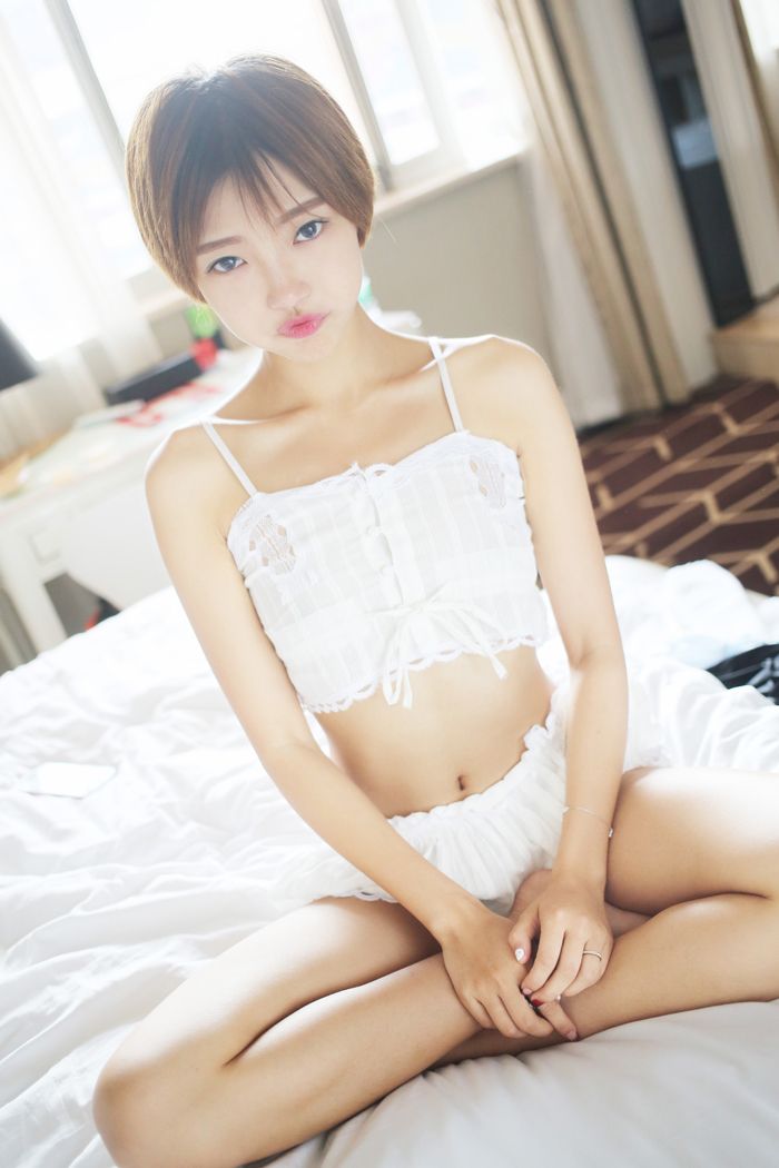 甜美短发妹子私房浴室性感迷人写真