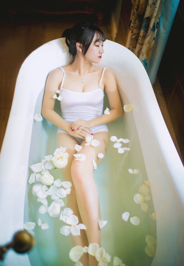 齐刘海美女吊带内衣花瓣浴性感写真