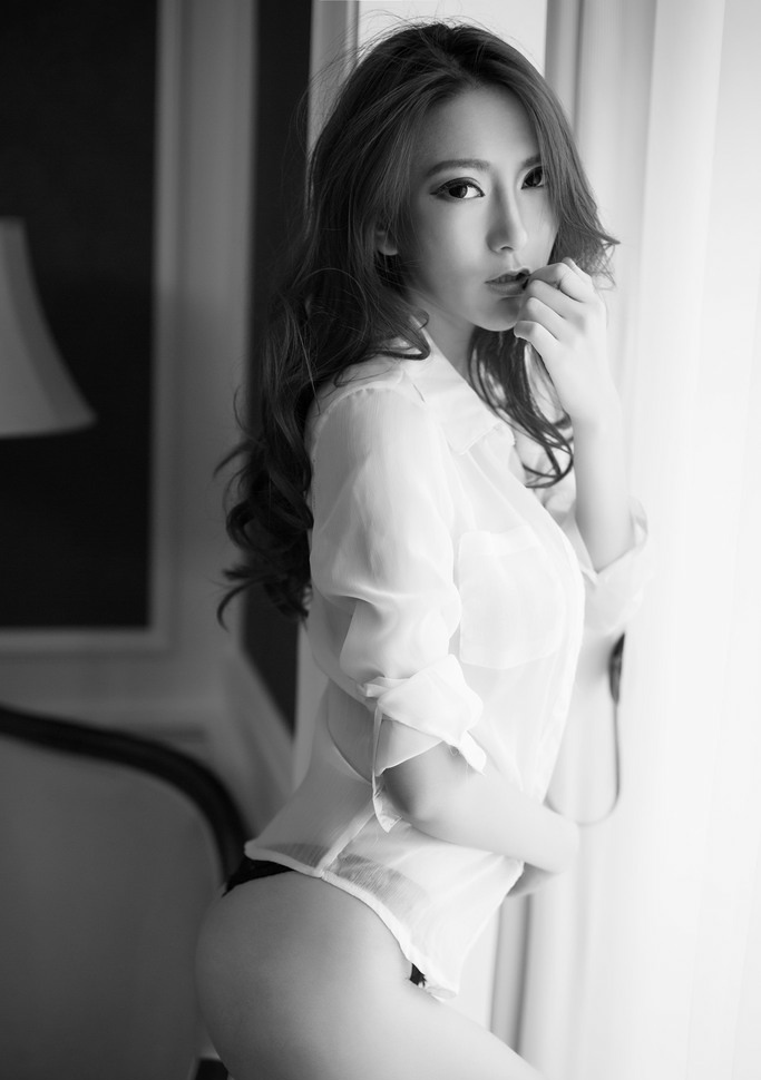 雪白乳房开胸薄纱美女极致性感诱惑
