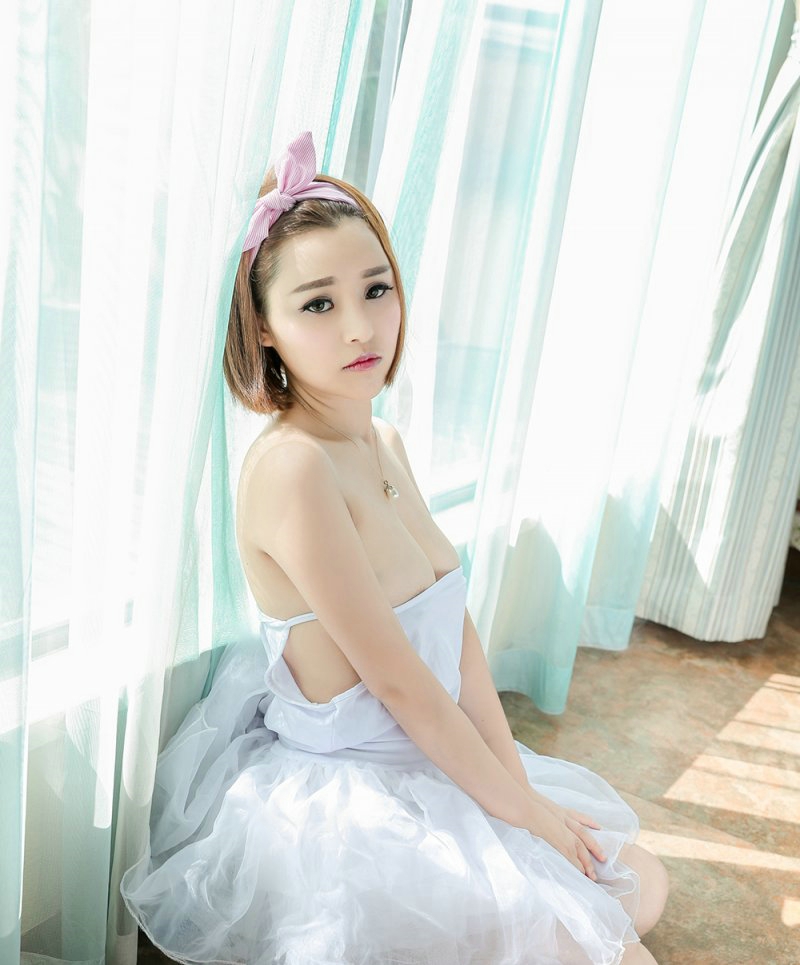 短发蝴蝶结美女抹胸爆乳白皙诱惑写真