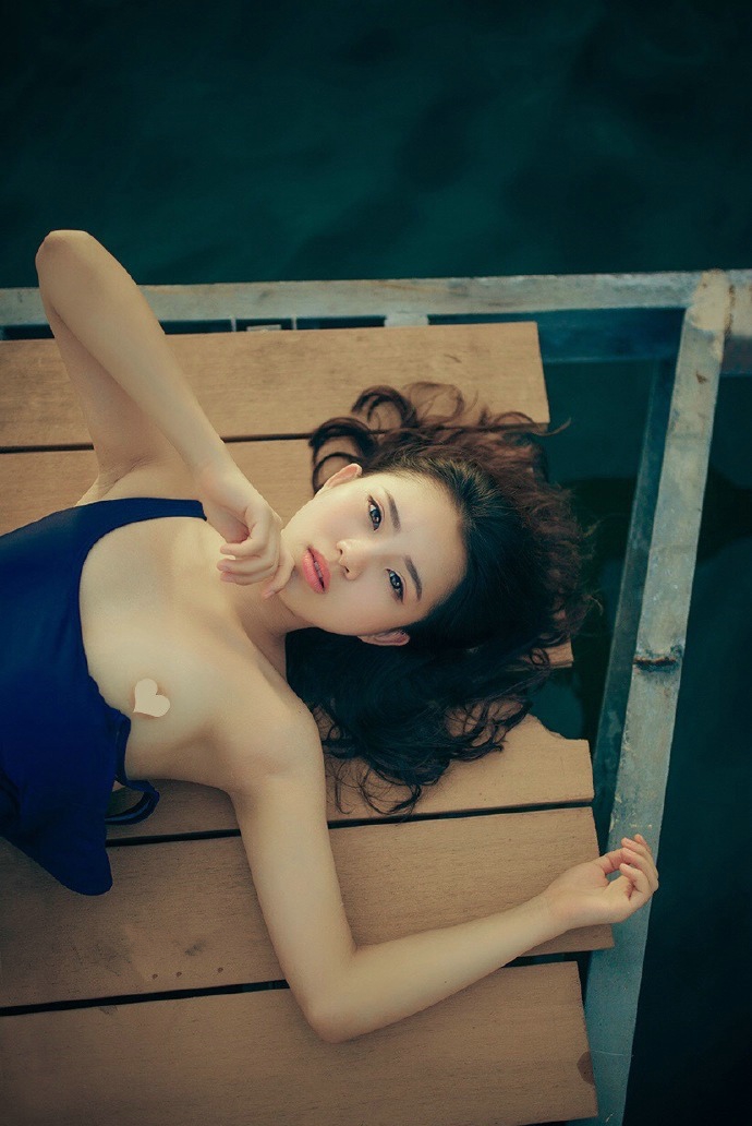 阳光性感的湖边死库水少女甜美写真
