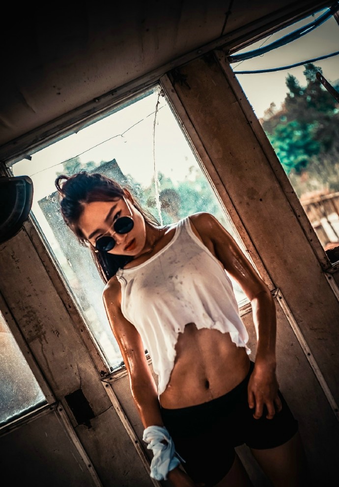 满身油污的性感露脐美女气质勃发阳光照人