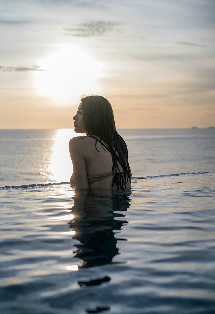 日出海边的性感美女清澈动人的温馨时光