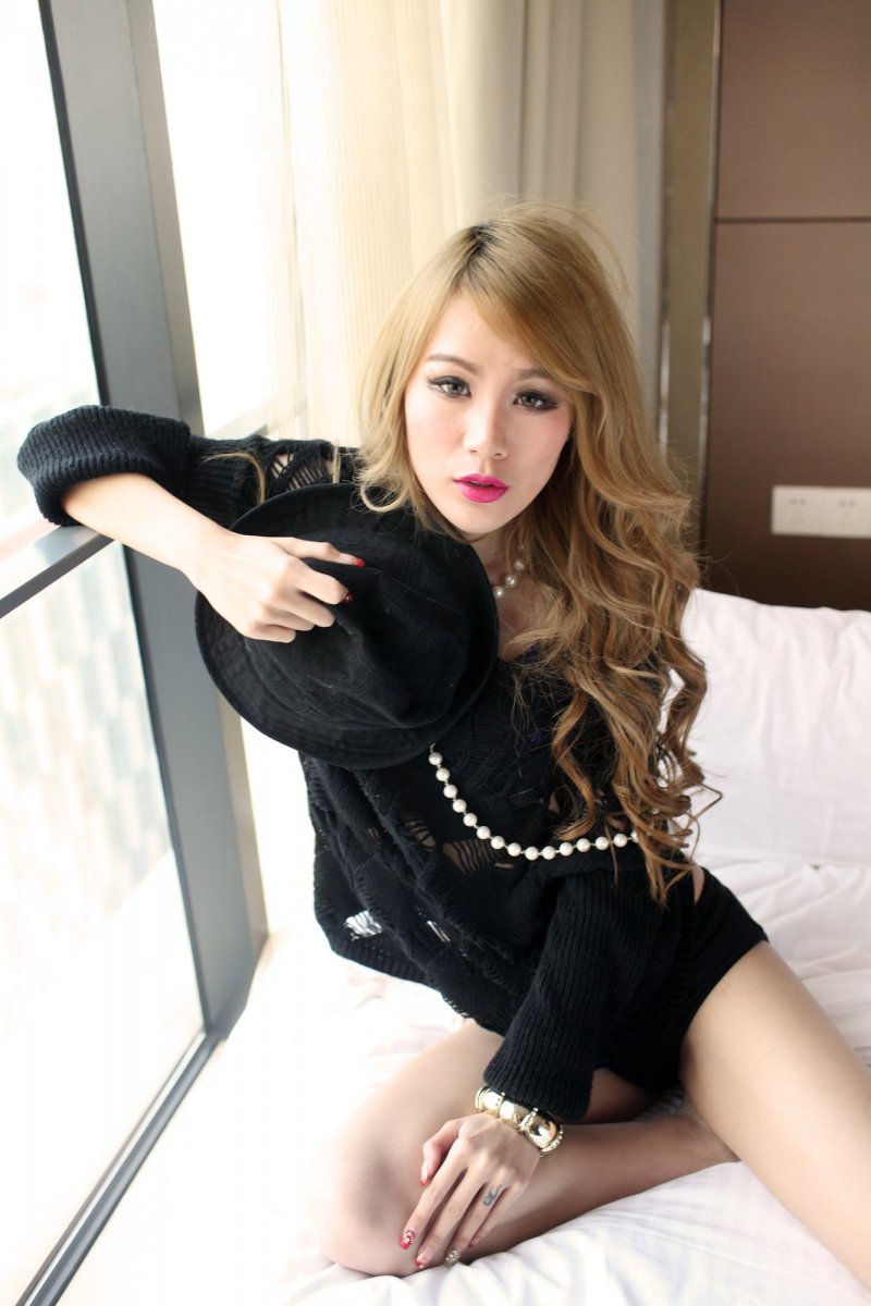 冷艳御姐热裤美腿妩媚妖娆写真