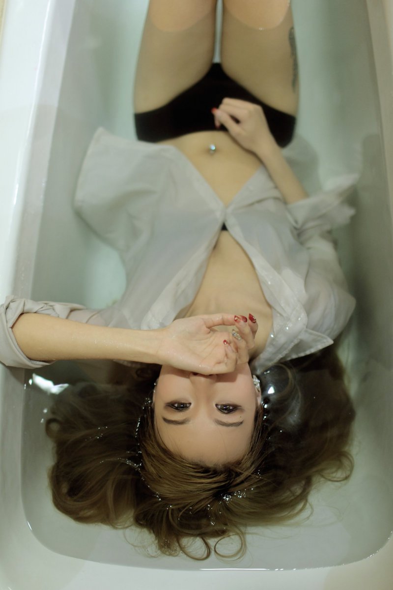 衬衣美女大尺度湿身照美腿诱惑