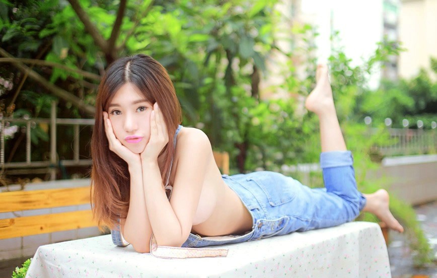 超美少女连体牛仔真空美胸粉嫩性感写真