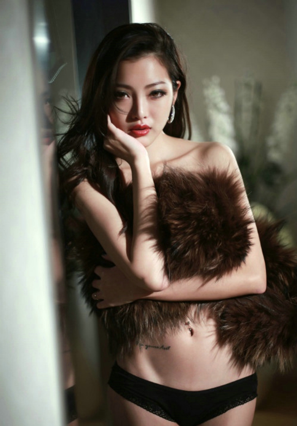 气质性感红唇美女风韵诱惑令人折服