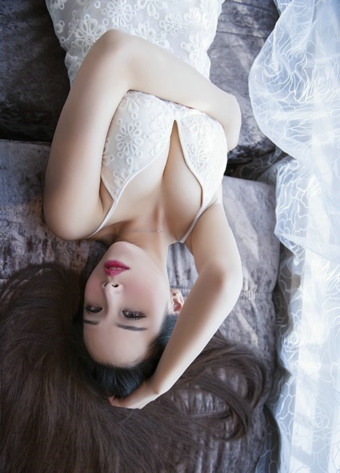性感的红唇美女午后温馨内衣诱惑写真