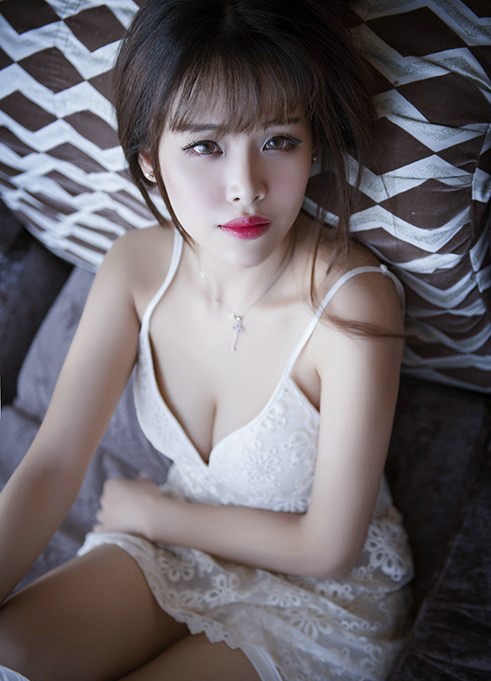 性感的红唇美女午后温馨内衣诱惑写真
