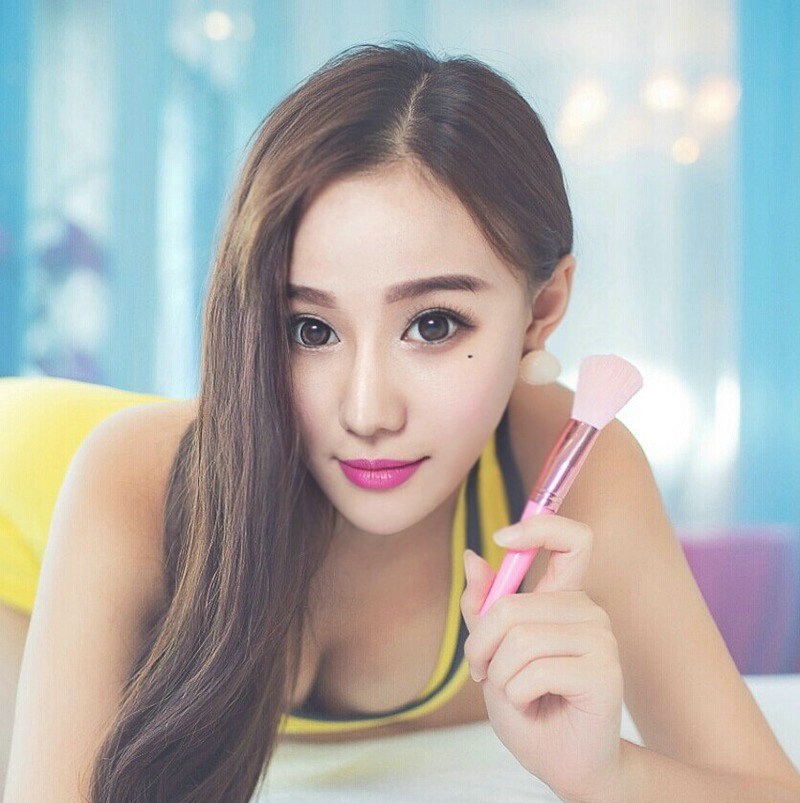 甜美少女红唇艳丽双眸热情似火养眼写真