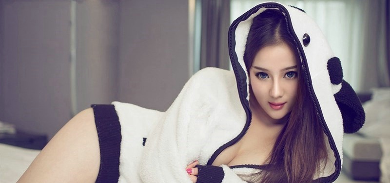 甜美少女红唇艳丽双眸热情似火养眼写真