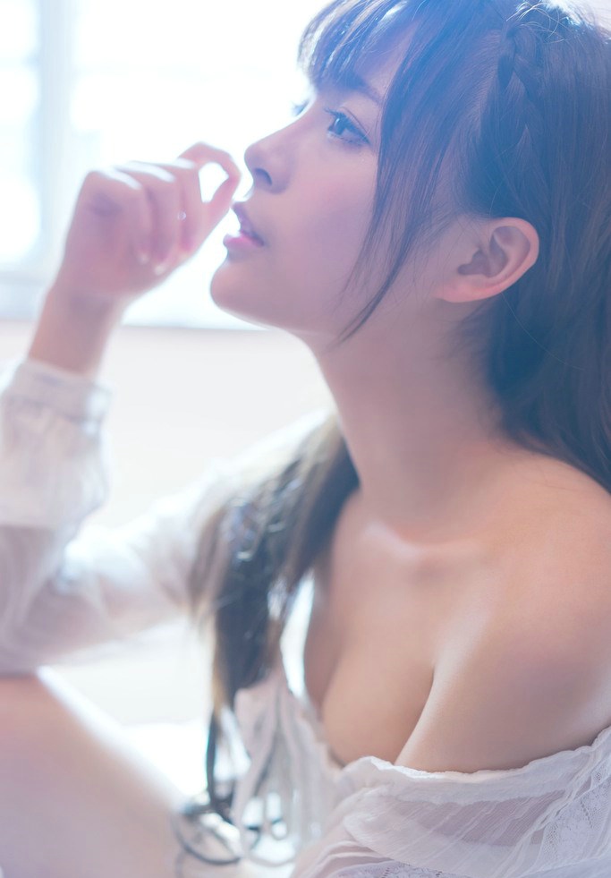 清纯私房少女小露香肩忧郁迷人诱惑