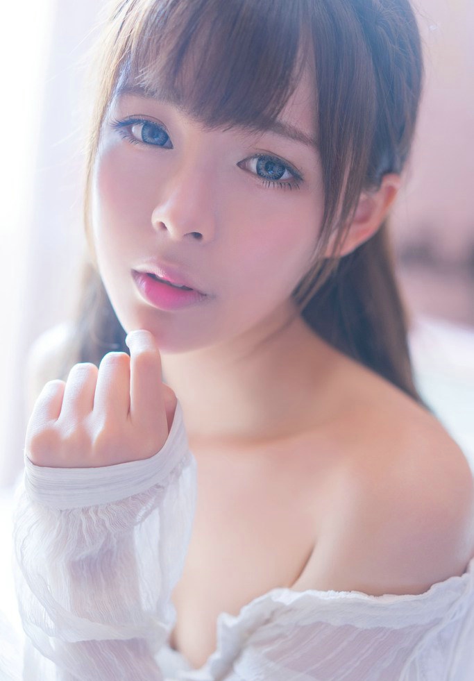 清纯私房少女小露香肩忧郁迷人诱惑